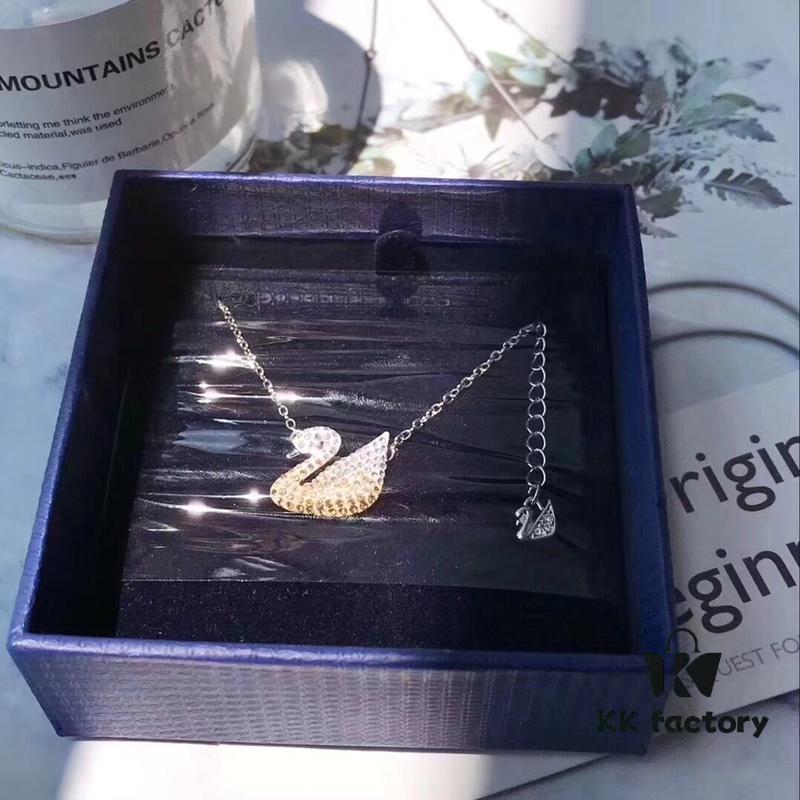 Iconic Swan Swarovski Gradient Tone Necklace New Arrival! Exquisite Pendant with Elegant White Gold-Plated Chain, Symbolizing the Graceful Charm of the Iconic Swan