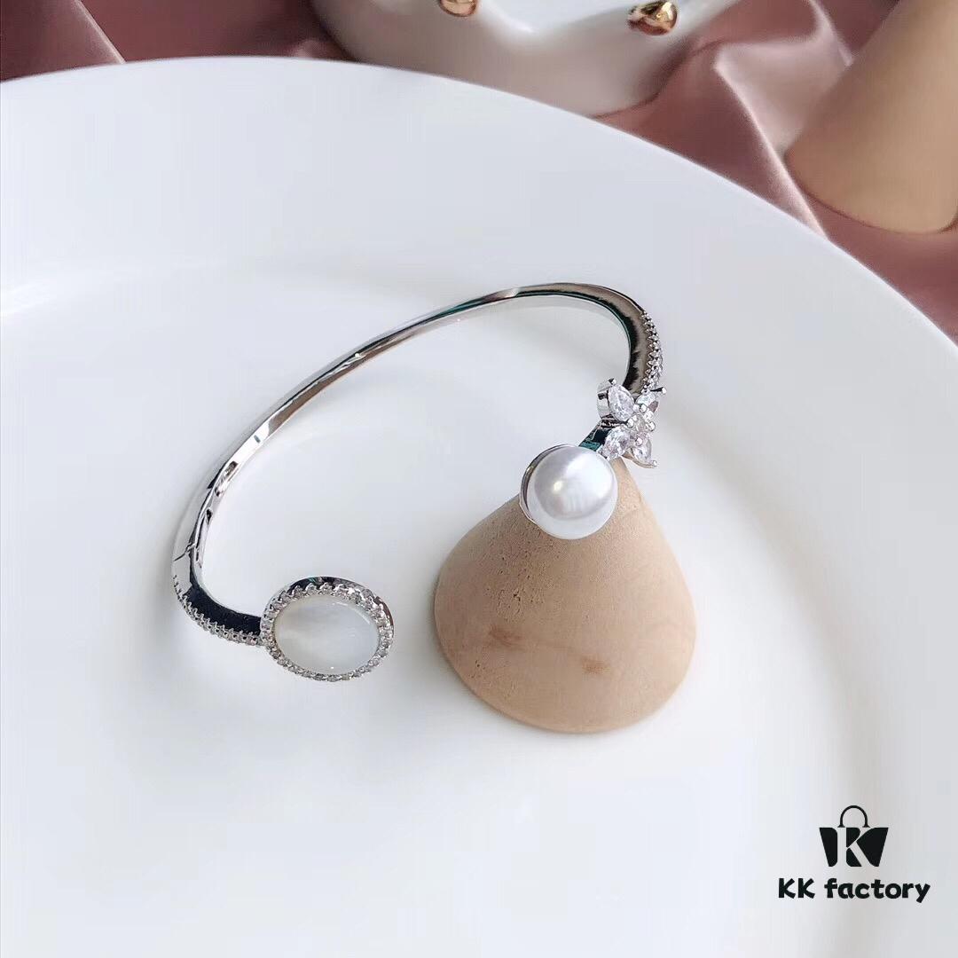 APM Monaco Sterling Silver Crystal Diamond Mother-of-Pearl Pearl Open Bangle Simple and Elegant Fashion Piece