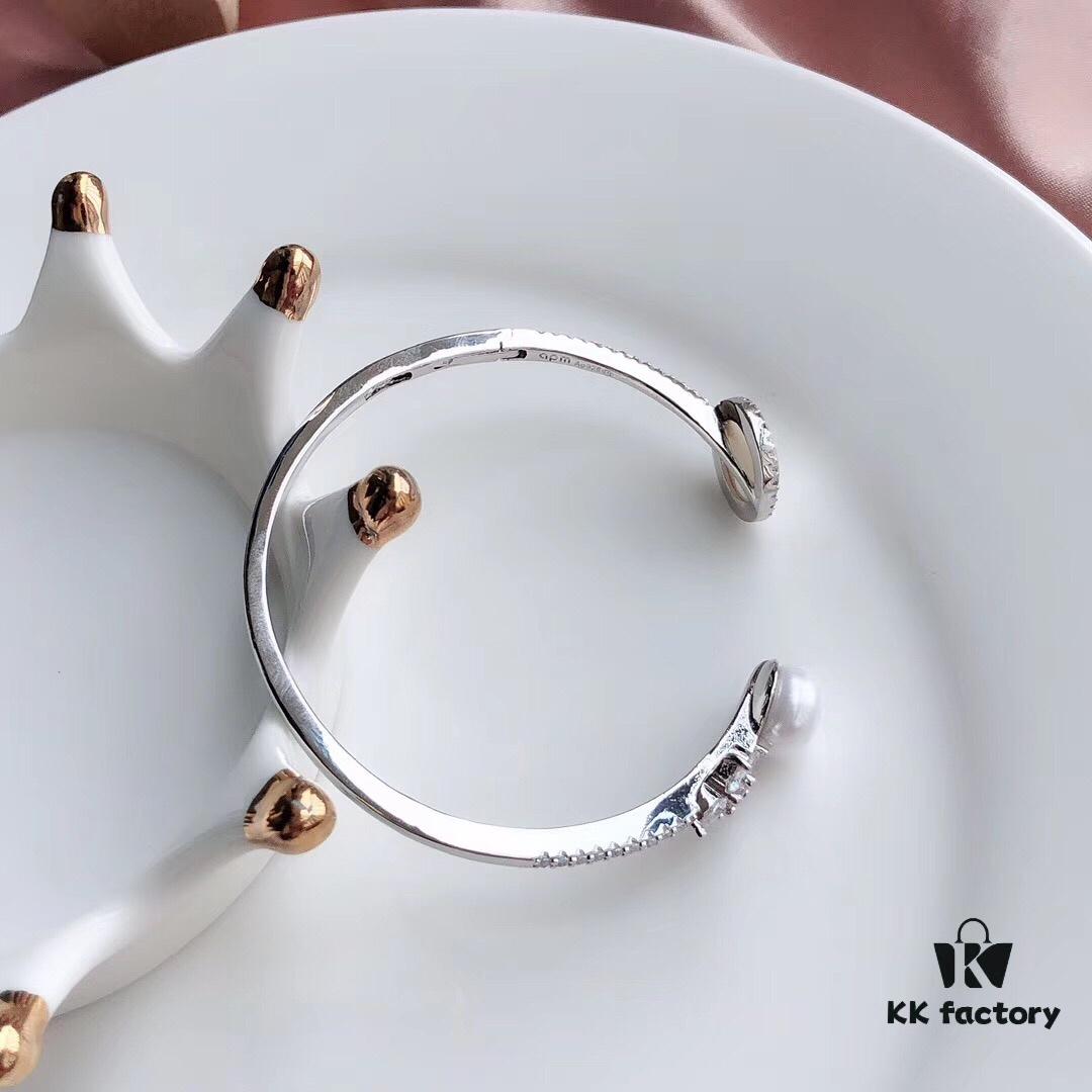 APM Monaco Sterling Silver Crystal Diamond Mother-of-Pearl Pearl Open Bangle Simple and Elegant Fashion Piece
