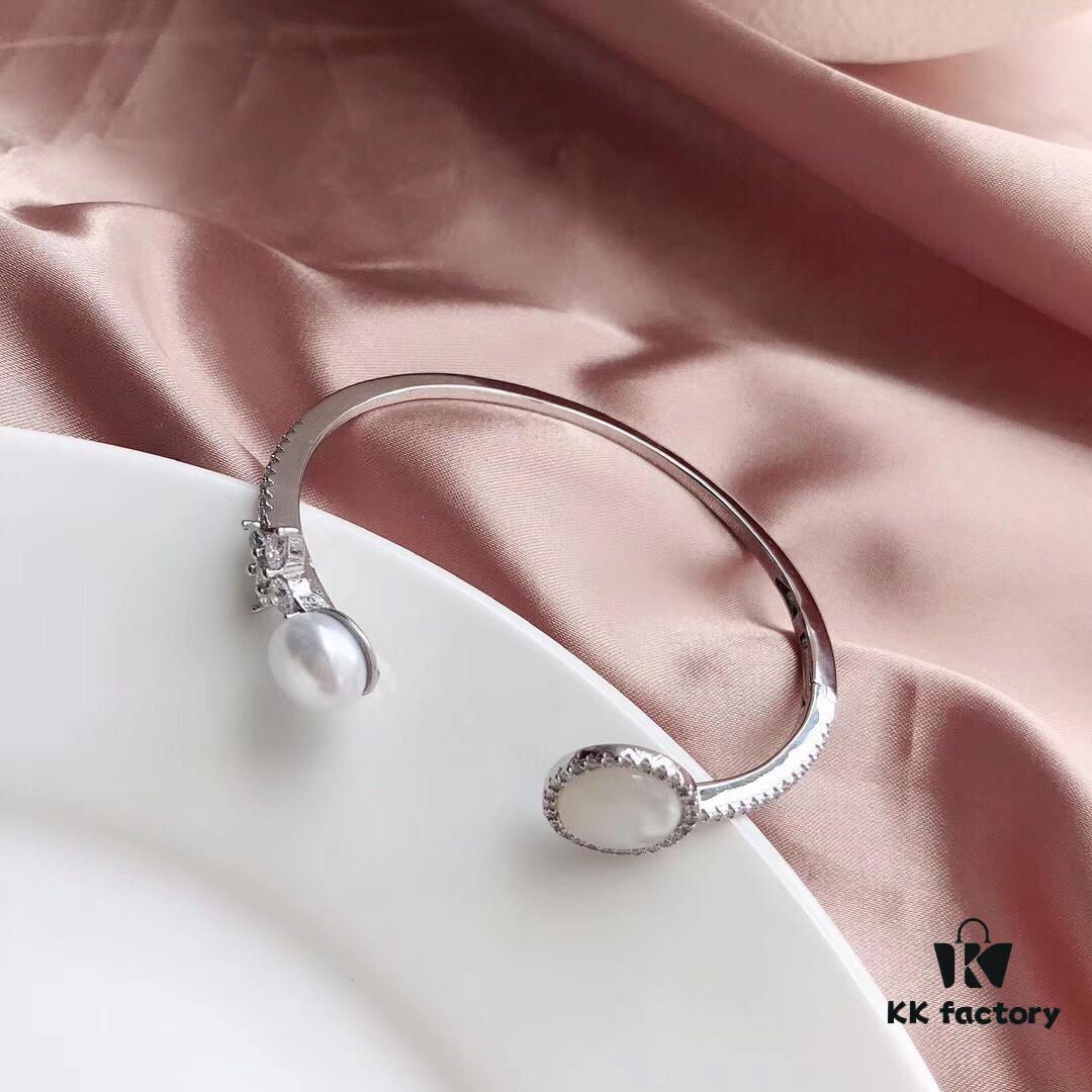 APM Monaco Sterling Silver Crystal Diamond Mother-of-Pearl Pearl Open Bangle Simple and Elegant Fashion Piece