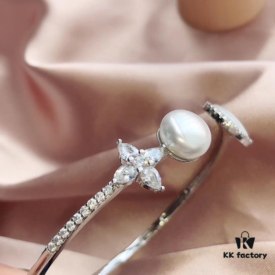 APM Monaco Sterling Silver Crystal Diamond Mother-of-Pearl Pearl Open Bangle Simple and Elegant Fashion Piece