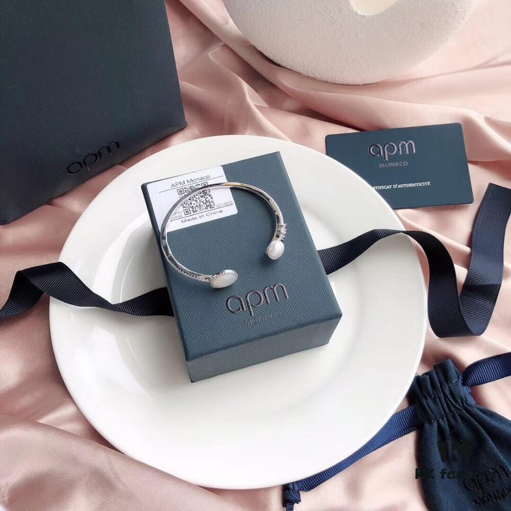 APM Monaco Sterling Silver Crystal Diamond Mother-of-Pearl Pearl Open Bangle Simple and Elegant Fashion Piece