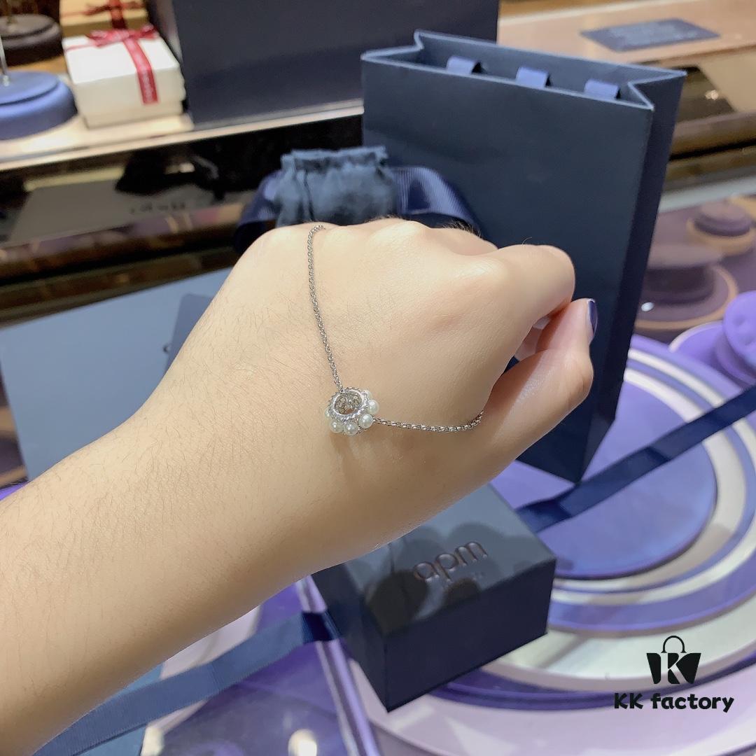 A Maison Monaco New Arrival Waist-Cinching Pearl Necklace, Light Retro French Collarbone Chain, Elegant 520 Gift