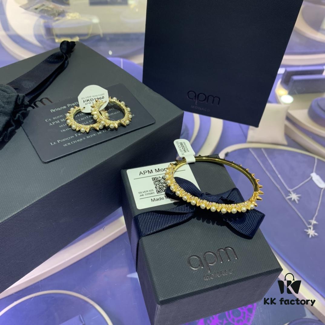 A Family Monaco Rivet Pearl Bracelet and Earrings Set