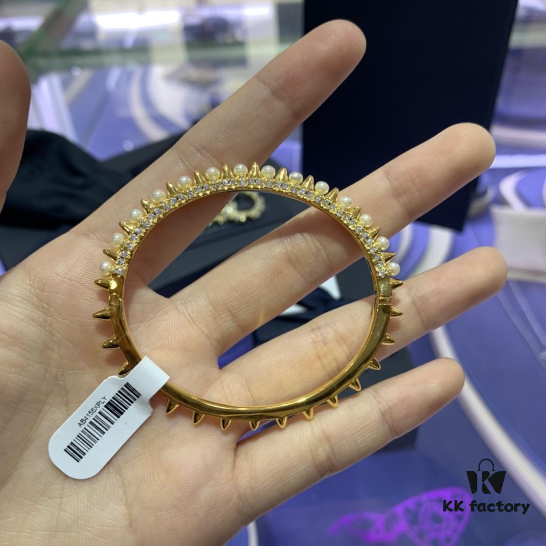 A Family Monaco Rivet Pearl Bracelet and Earrings Set