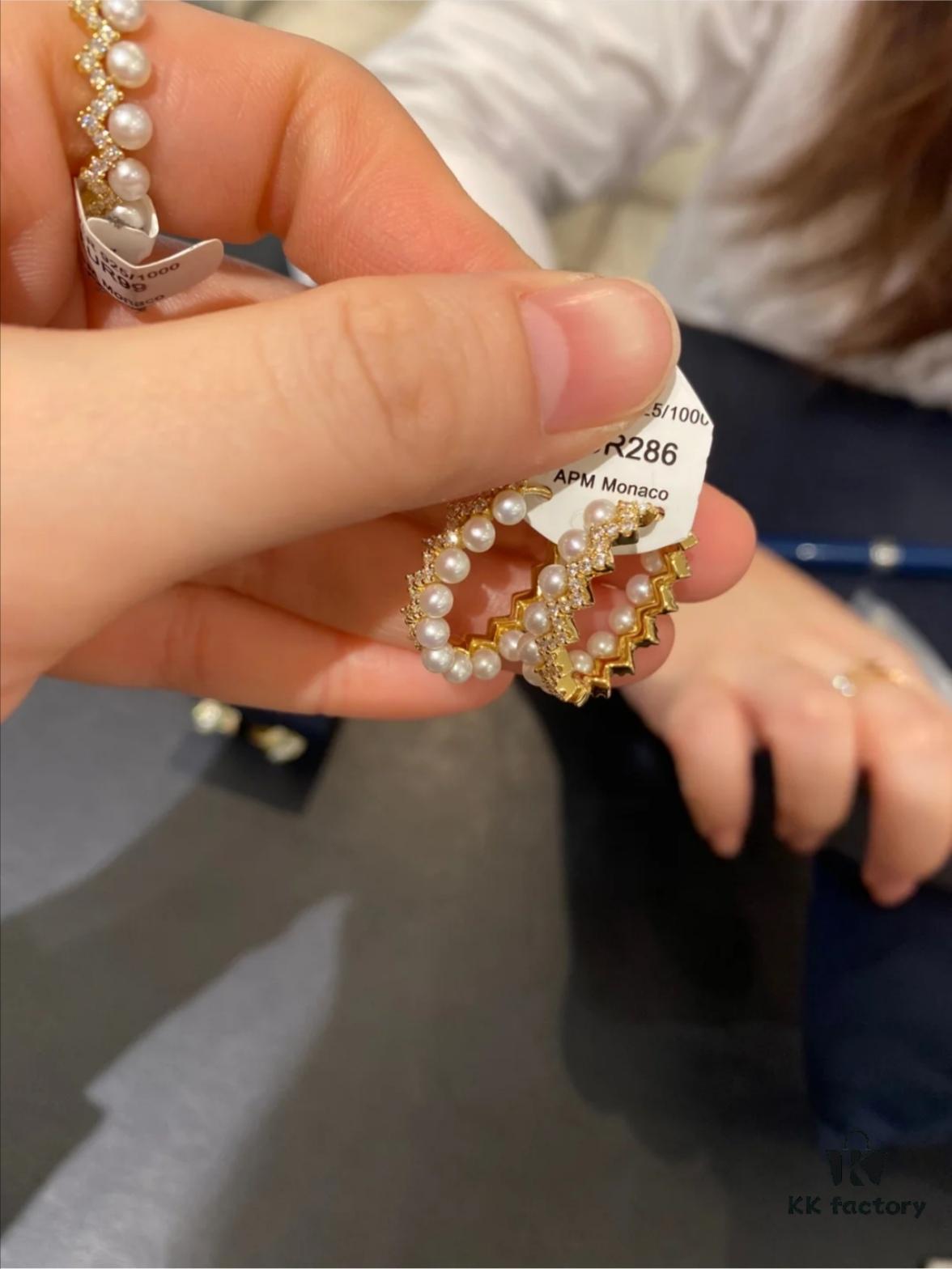 A Family Gold Pearl Wave Ring