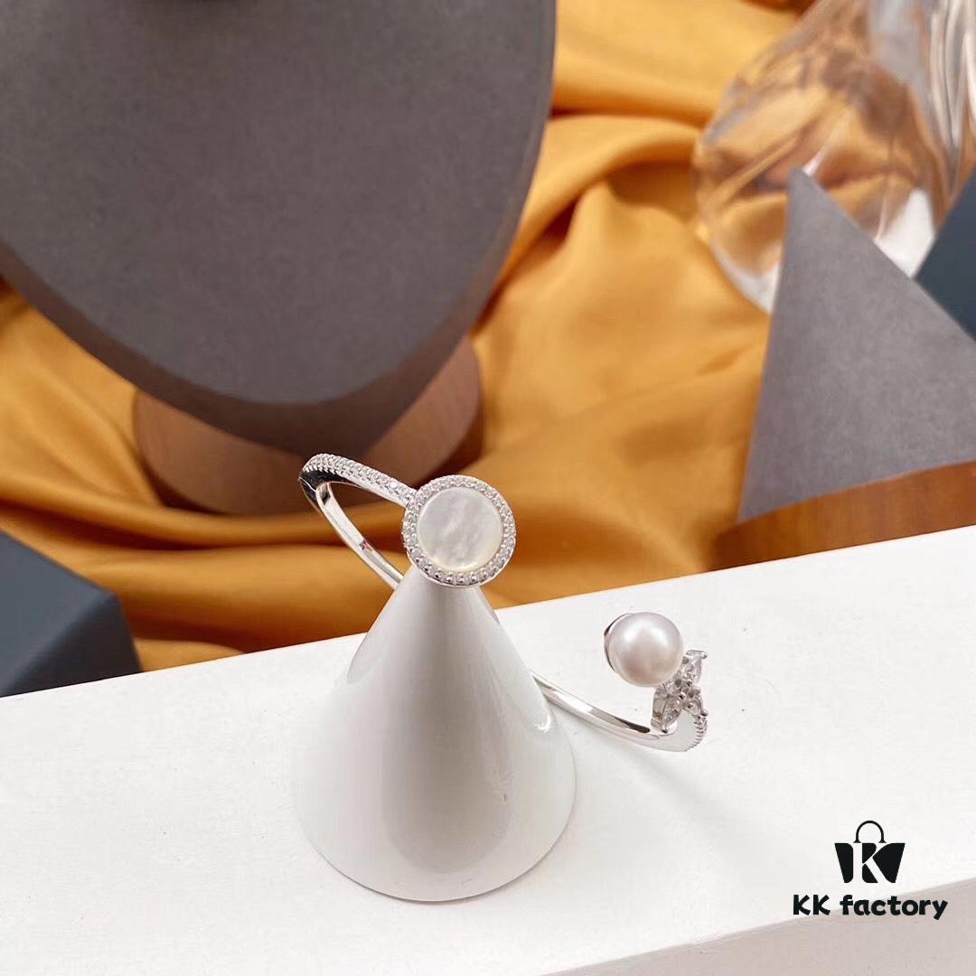 APM Monaco Mother-of-Pearl Freshwater Pearl Open Cuff Bracelet for Women, Vintage Jewelry, Ideal for Couples, Gala Events and Year-End Parties