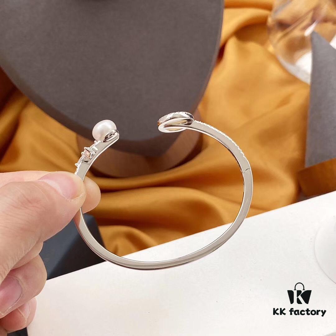 APM Monaco Mother-of-Pearl Freshwater Pearl Open Cuff Bracelet for Women, Vintage Jewelry, Ideal for Couples, Gala Events and Year-End Parties