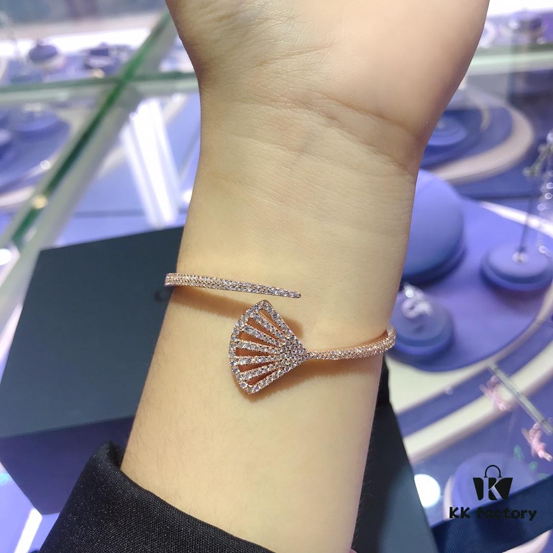 A Monaco Fan-Shaped Bracelet and Stud Earrings