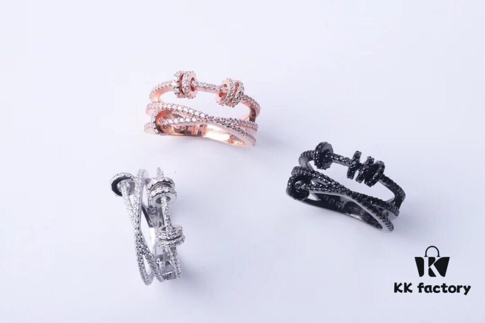 APM Rotating Ring 💍 The small rotating circle on the ring is a signature element widely used by the brand, symbolizing bringing in good luck and spinning away bad fortune, hence it's also known as the 'Fortune Rotation Ring'. 06588075