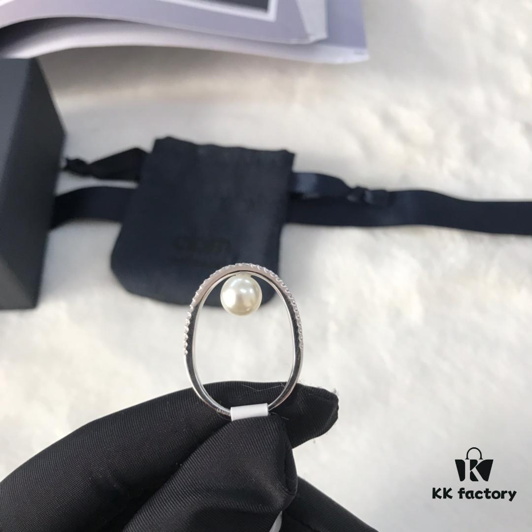 APM Monaco Personality Design Interior Pearl Ring for Women, Elegant Fashionable Lightweight Index Finger Ring