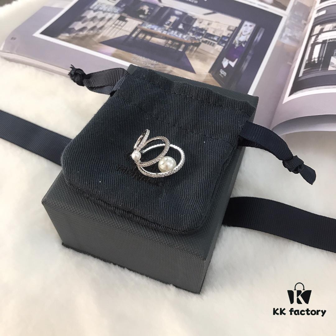 APM Monaco Pearl Ear Cuff Single Piece, Three-loop Wrap-around Stylish and Unique No-piercing Earrings for Women