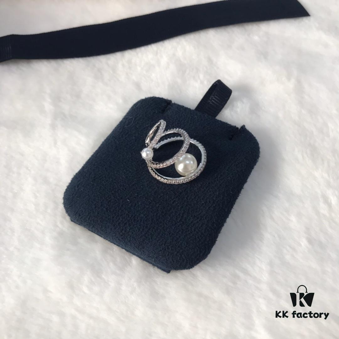 APM Monaco Pearl Ear Cuff Single Piece, Three-loop Wrap-around Stylish and Unique No-piercing Earrings for Women