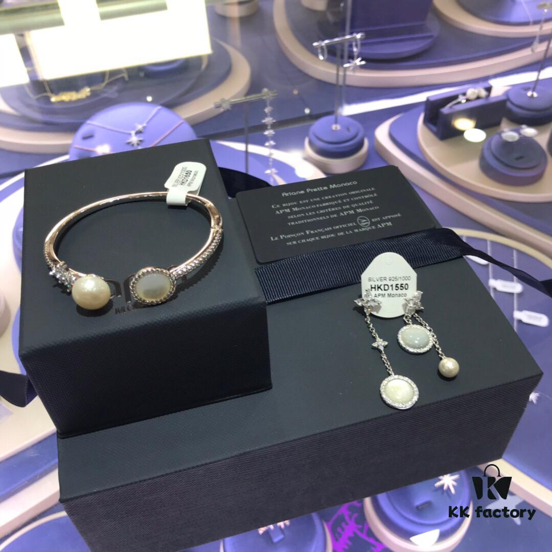 APM Monaco White Shell Bracelet and Earrings Set, New Trendy Fashion Style, Ins-style Fresh and Versatile Design