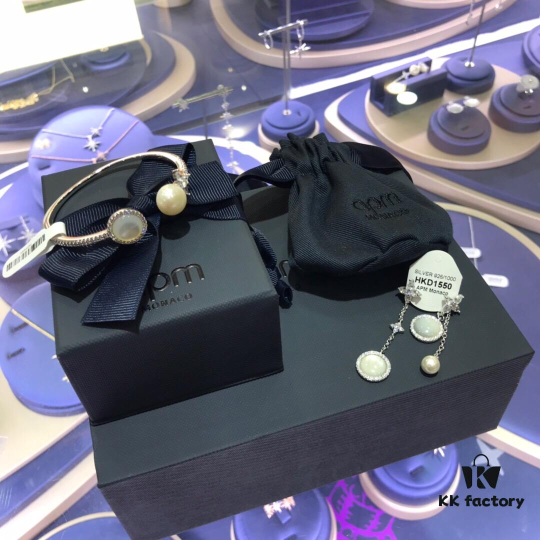 APM Monaco White Shell Bracelet and Earrings Set, New Trendy Fashion Style, Ins-style Fresh and Versatile Design