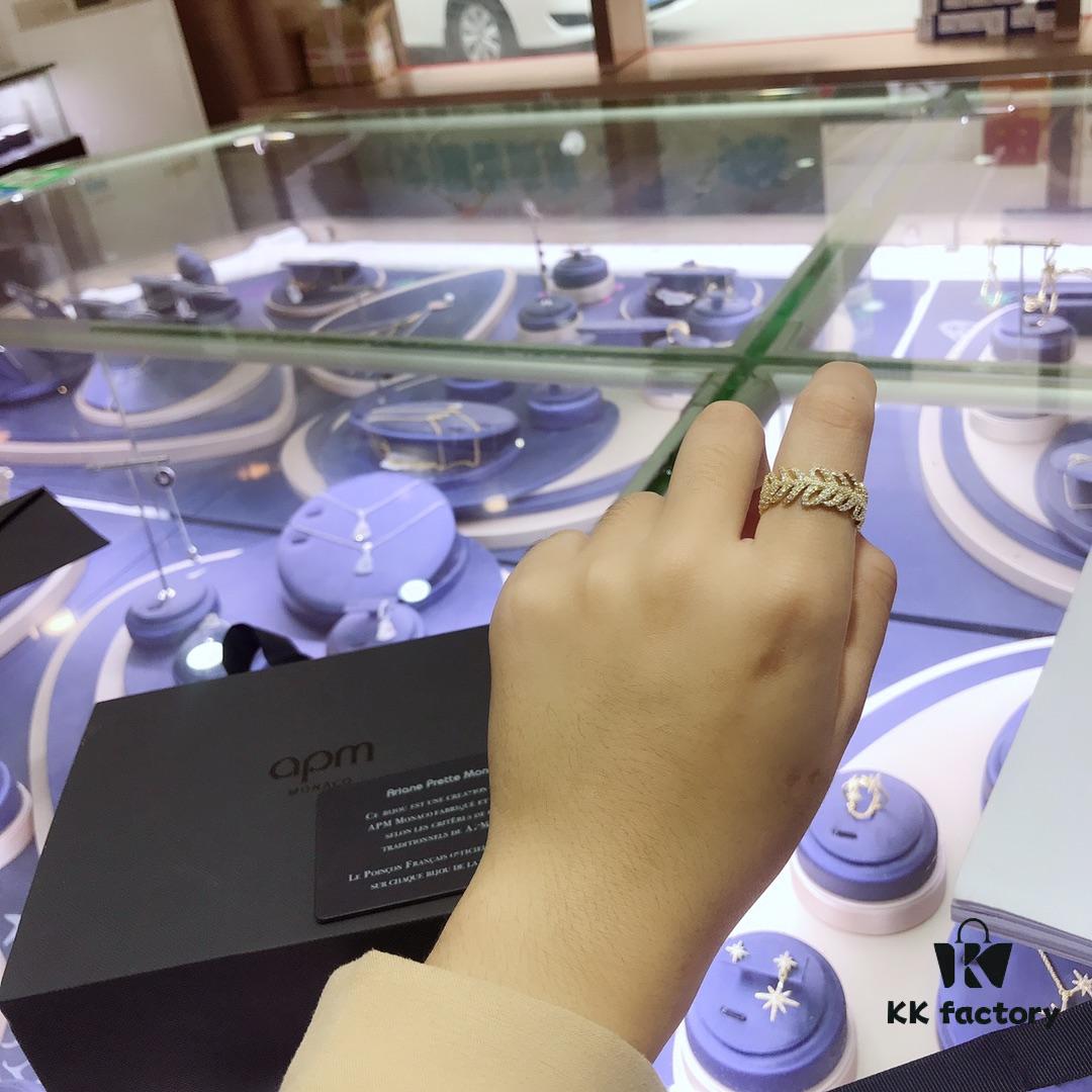 APM Monaco Leaf Ring