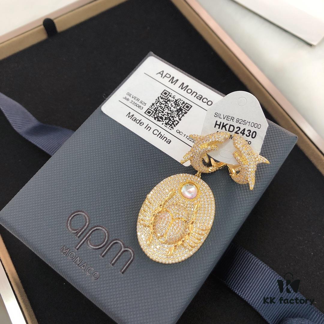 APM Monaco European and American New Arrival for Autumn and Winter - Stylish Ins Influencer and Celebrity Shark Pendant Sweater Chain Set