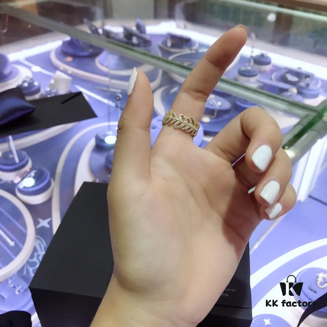 APM Monaco Leaf Ring