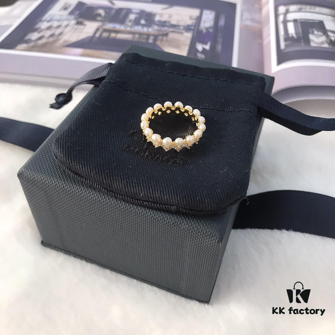 APM Monaco Pearl Wave Ring, Vintage-Inspired Fashion Statement, Trendy and Versatile Jewelry for Women