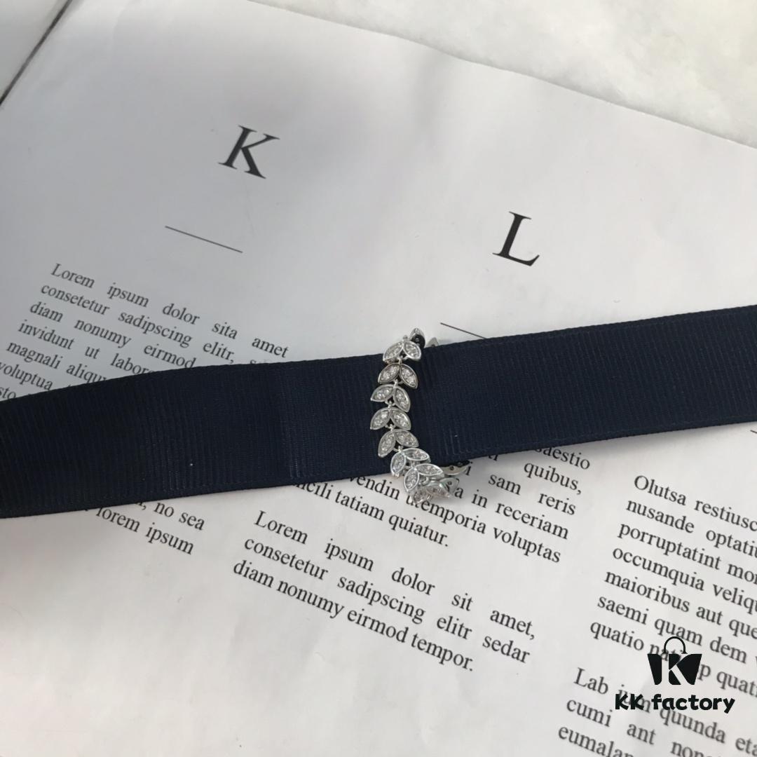 APM Monaco Palm Leaf Ring for Women, Flexible Ring, Elegant Design for Dinner Parties, Annual Events, Romantic Couples, Index Finger Style