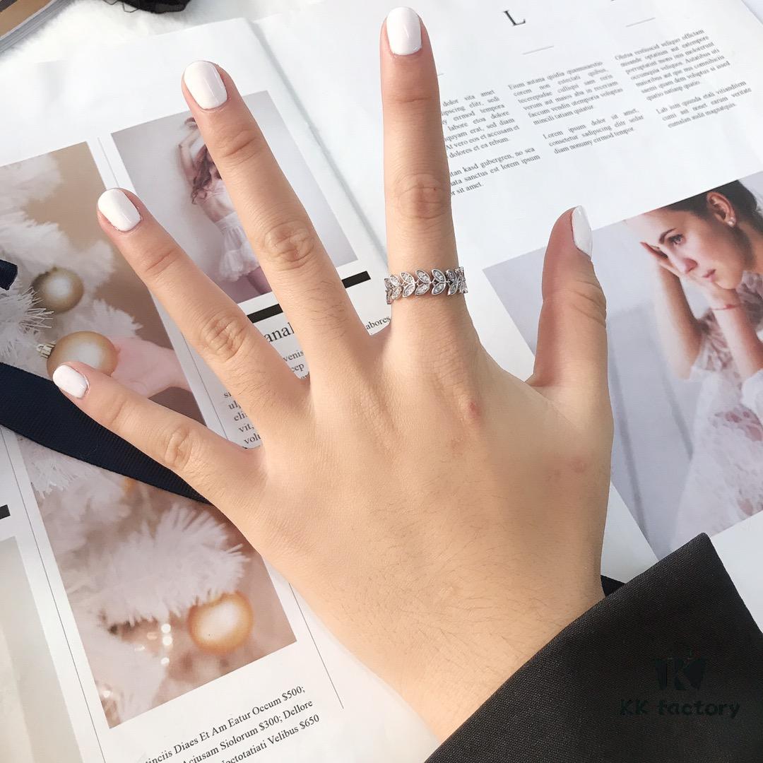 APM Monaco Palm Leaf Ring for Women, Flexible Ring, Elegant Design for Dinner Parties, Annual Events, Romantic Couples, Index Finger Style