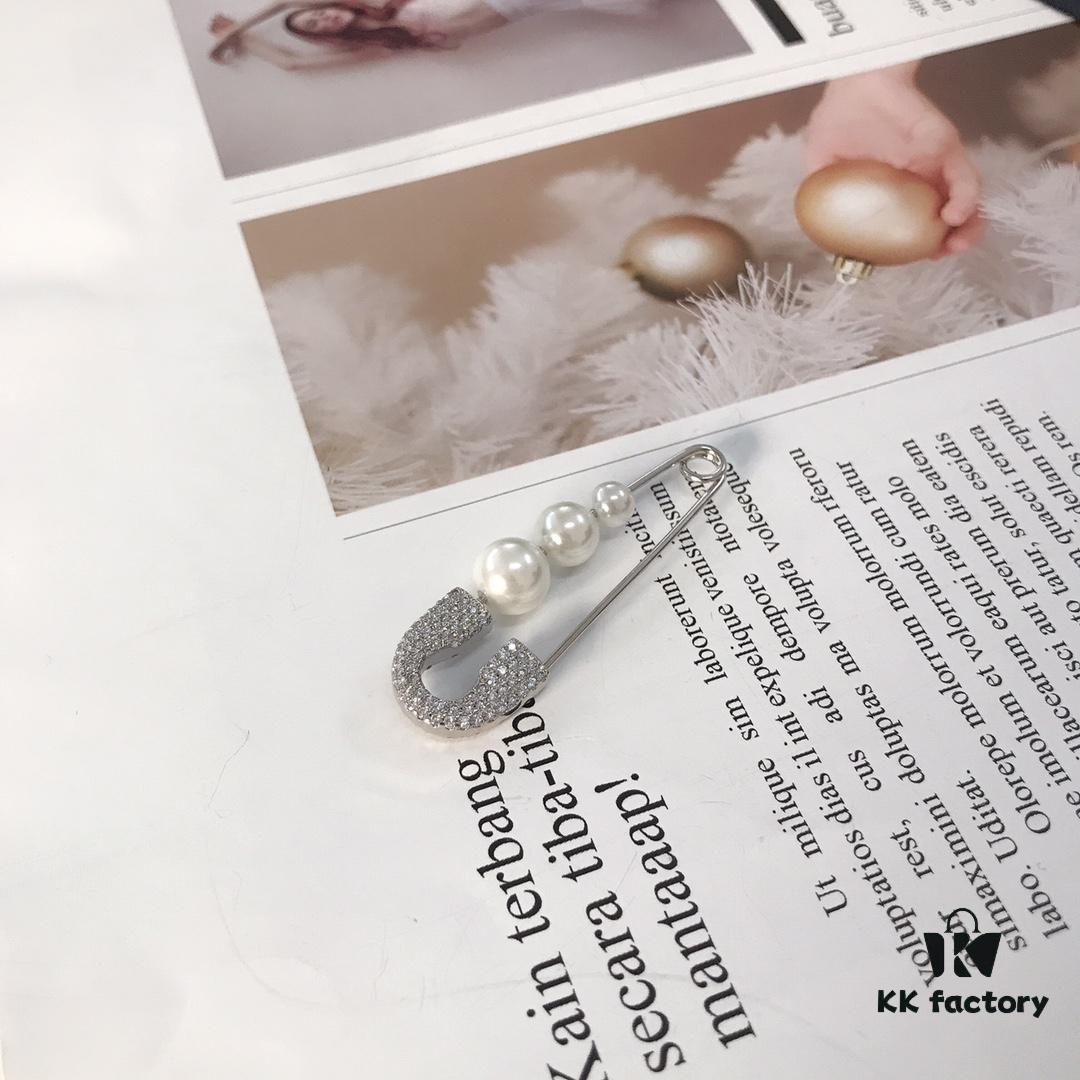 APM Monaco Pearl Pin Earrings, Stylish and Versatile Fashion Design, Wearable in Multiple Ways