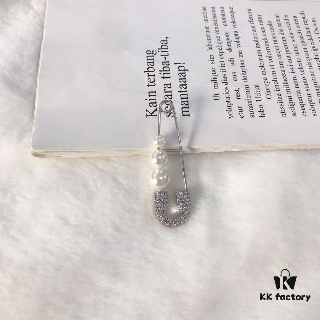 APM Monaco Pearl Pin Earrings, Stylish and Versatile Fashion Design, Wearable in Multiple Ways