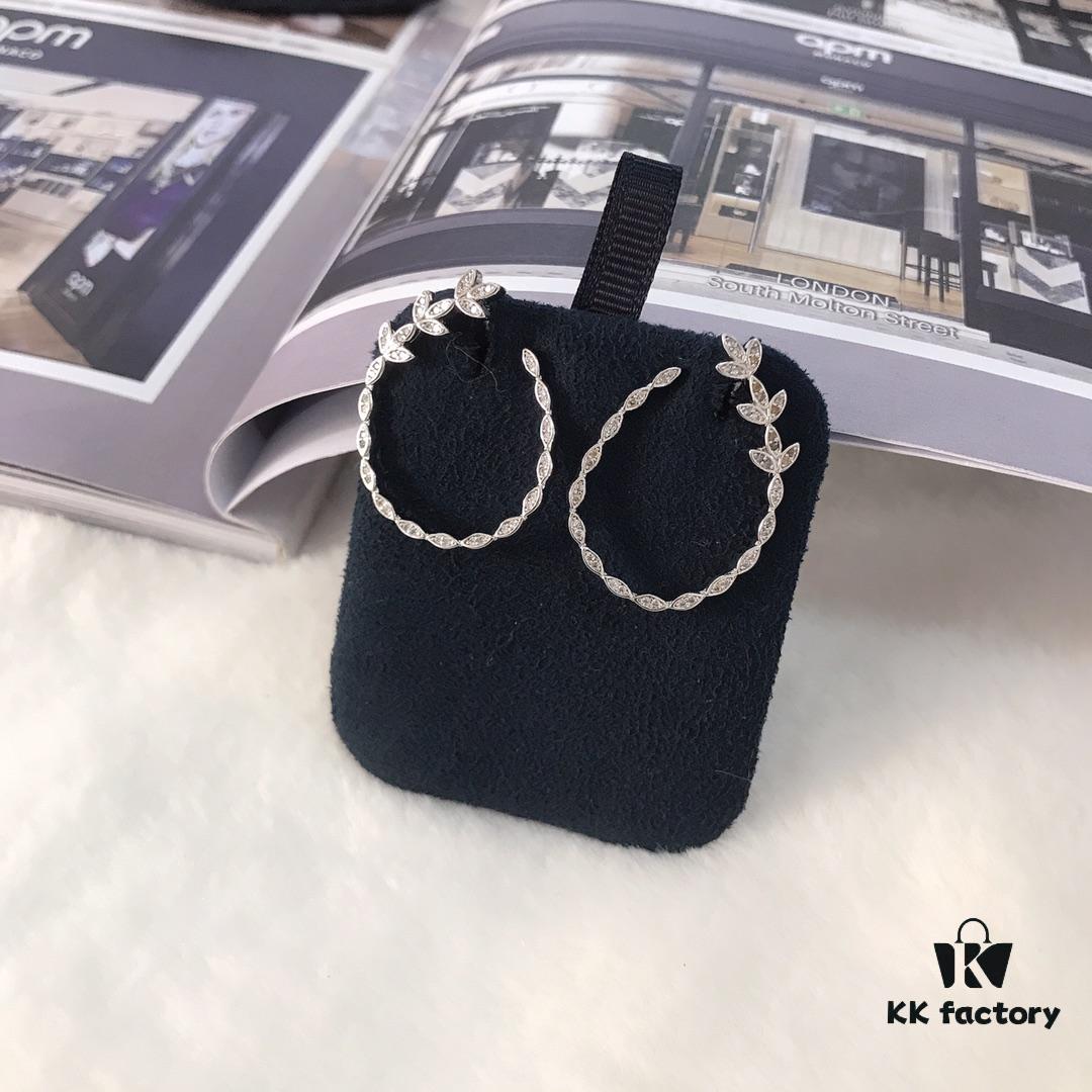 APM Monaco Open Circle Flower Earrings for Women, Elegant and Minimalist Leaf Studs, Fashionable Jewelry