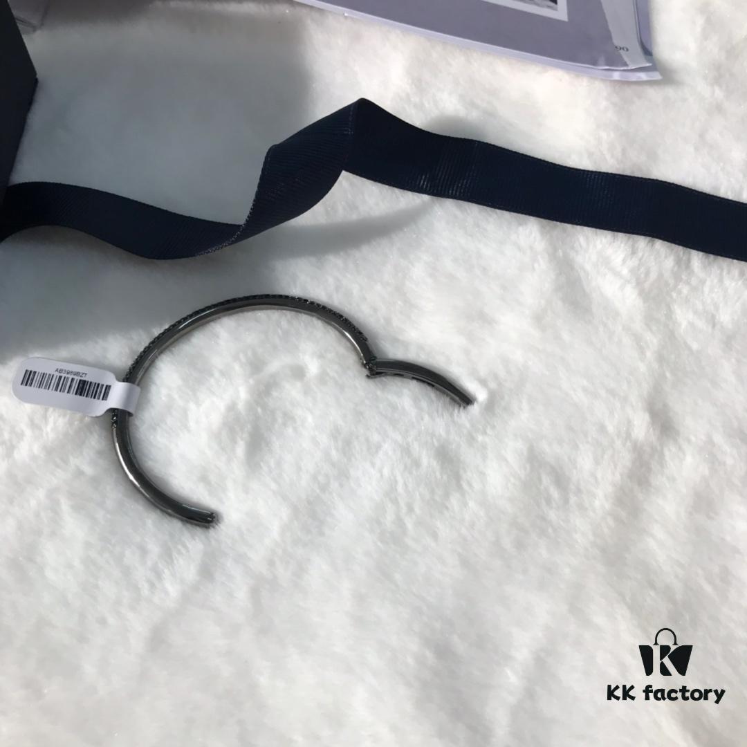 APM Monaco Rhinestone Bracelet, Minimalist Fashionable and Versatile Design, Perfect Gift for Girlfriend or Lover, Essential Daily Accessory