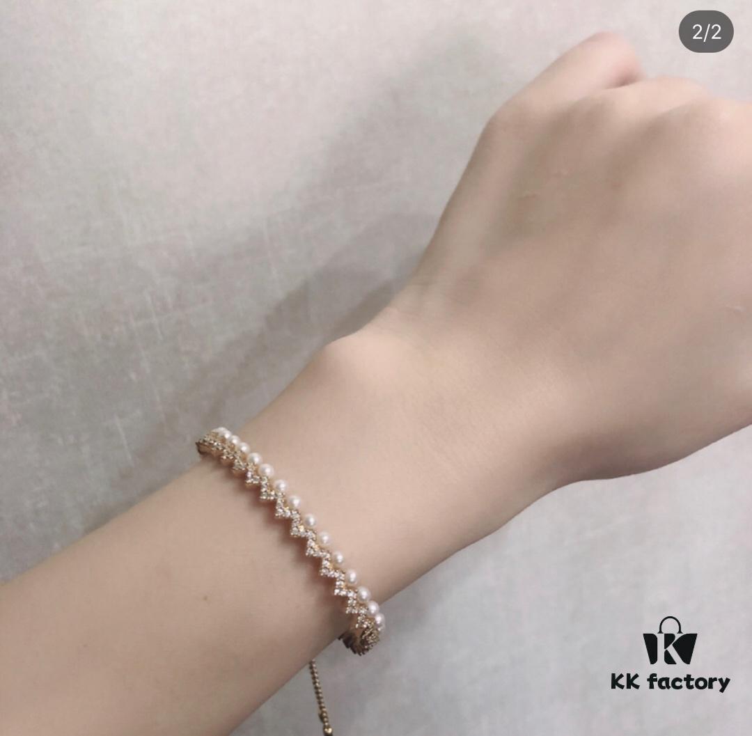 APM Monaco Wave Pearl Bracelet, Stylish and Trendy Unisex Design, Perfect Gift for Girlfriend or Loved One