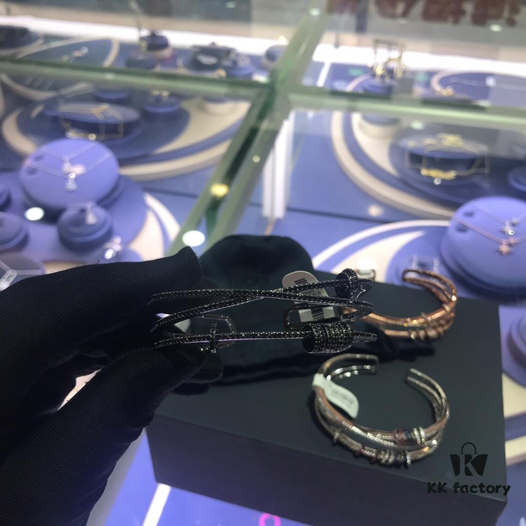 APM Monaco Charm Bracelet, Stylish and Minimalist Design, Classic Fashion Accessory