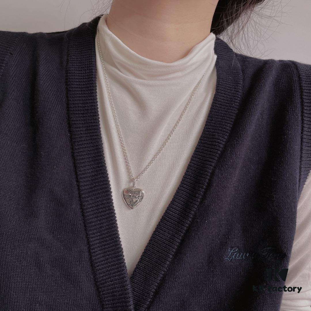 Winter Essential – Gucci-style Floral and Bird Pendant Necklace