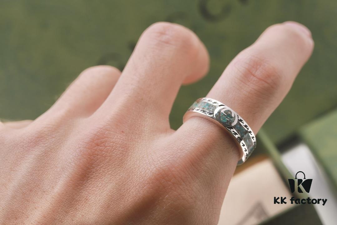 GUCCI New Arrival Interlocking Double G Ring with Stone Texture in Thin Brown and Gem Green Enamel