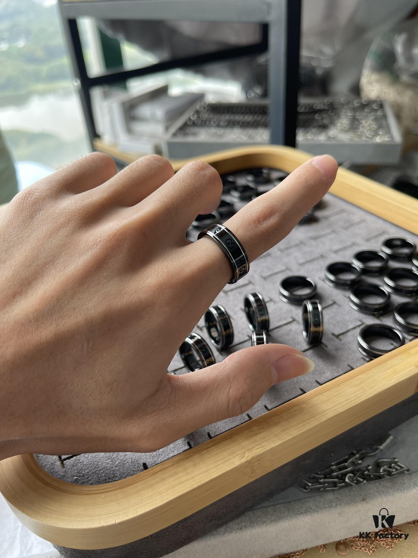 Gucci Simple Black Ceramic Ring