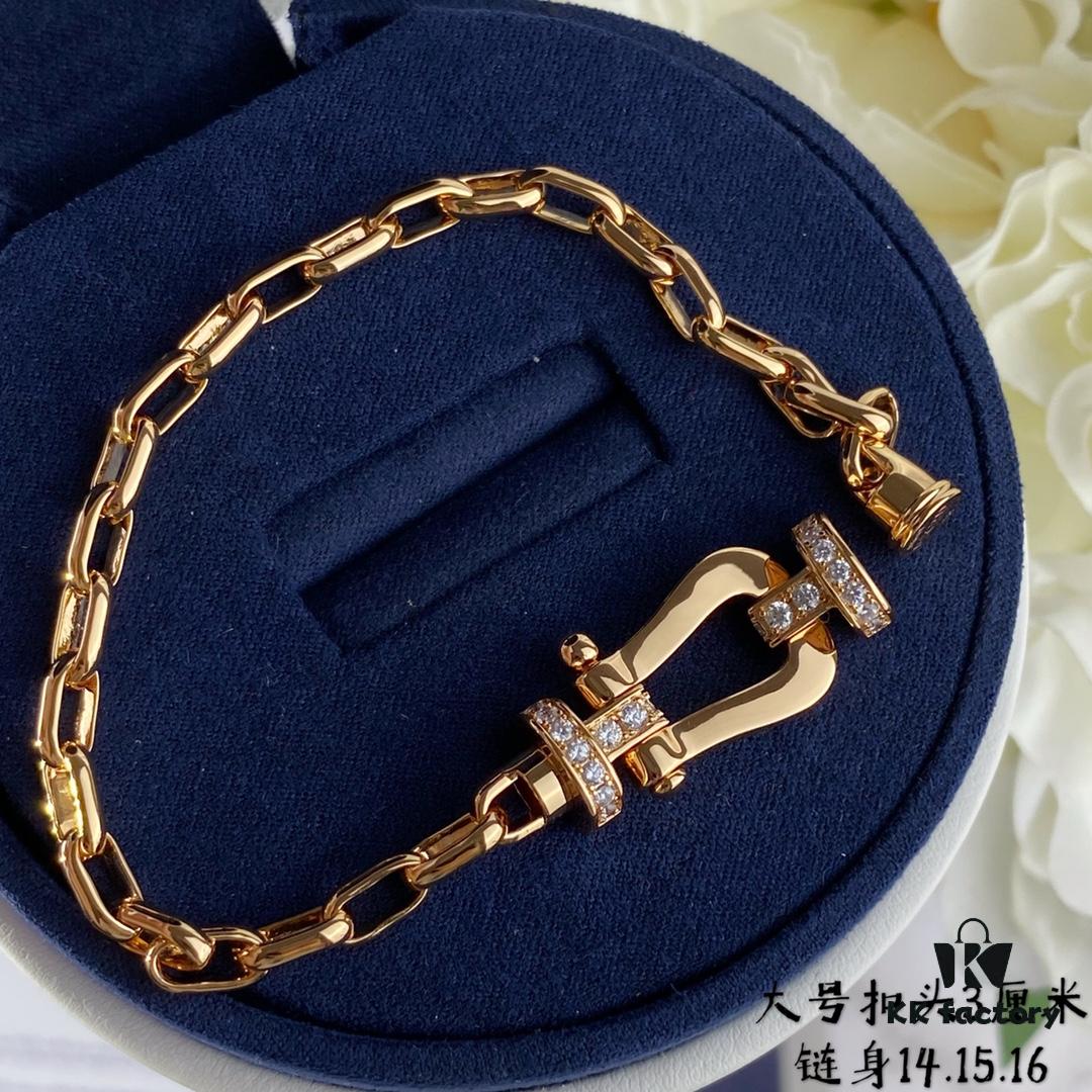 V Gold Material with Large Chain – New Arrival ❤️ Hot Release 🎉 Fred-style Oversized Half-Diamond Buckle Bracelet 👉🏻 Luxury, Fashionable, Exquisite ⚪️⭐️ High-End Custom Design – Thickened 18K Gold Plated Craftsmanship, Precision Micro-Inlay, A Must-Have for Influencers and Fashion Enthusiasts
