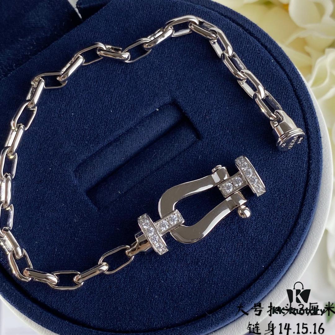 V Gold Material with Large Chain – New Arrival ❤️ Hot Release 🎉 Fred-style Oversized Half-Diamond Buckle Bracelet 👉🏻 Luxury, Fashionable, Exquisite ⚪️⭐️ High-End Custom Design – Thickened 18K Gold Plated Craftsmanship, Precision Micro-Inlay, A Must-Have for Influencers and Fashion Enthusiasts