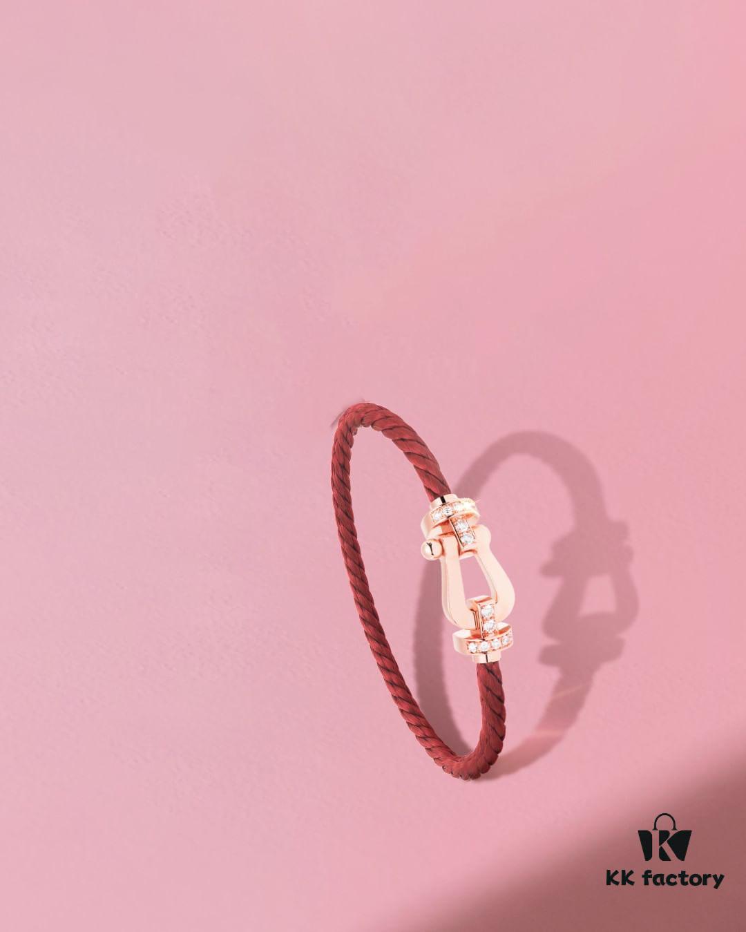 Handcrafted Red Horse Hoof Cord Bracelet, Red for Warding Off Evil and Bringing Good Luck, Stylish and Eye-Catching When Worn