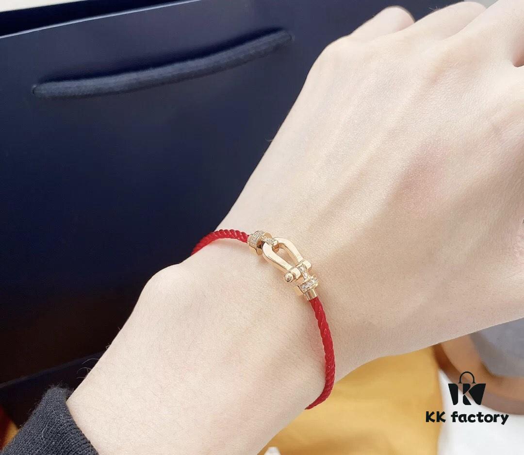 Handcrafted Red Horse Hoof Cord Bracelet, Red for Warding Off Evil and Bringing Good Luck, Stylish and Eye-Catching When Worn