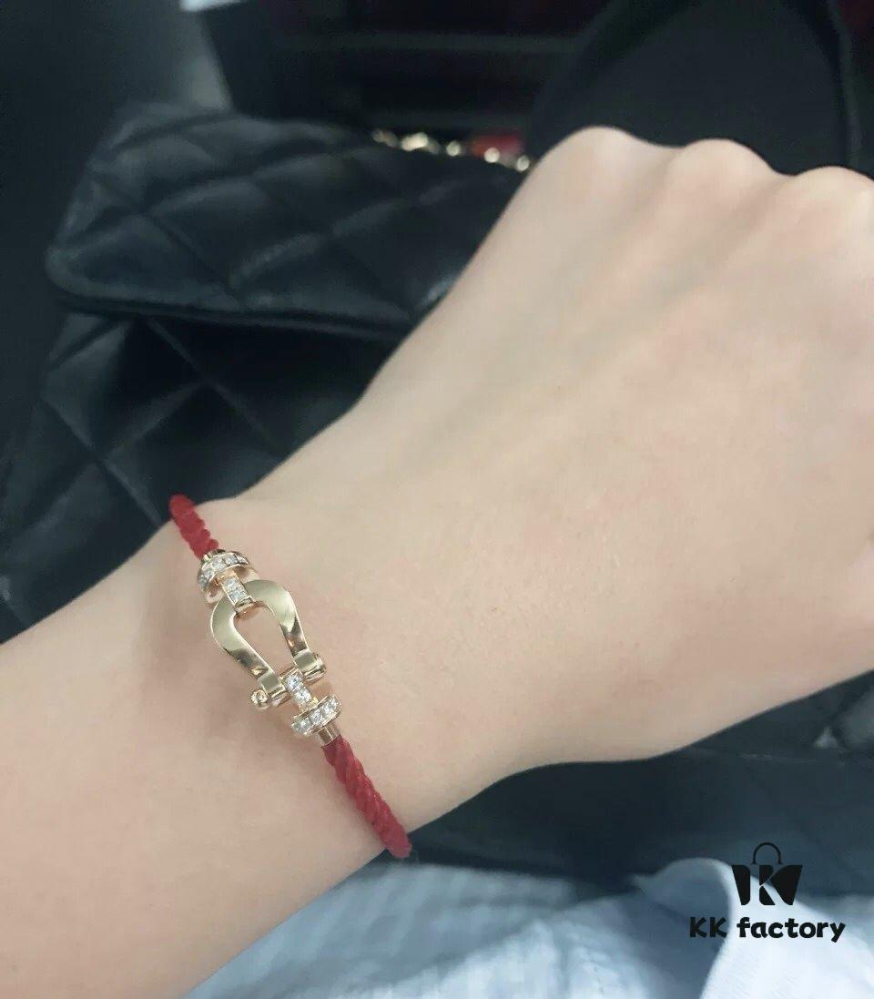 Handcrafted Red Horse Hoof Cord Bracelet, Red for Warding Off Evil and Bringing Good Luck, Stylish and Eye-Catching When Worn