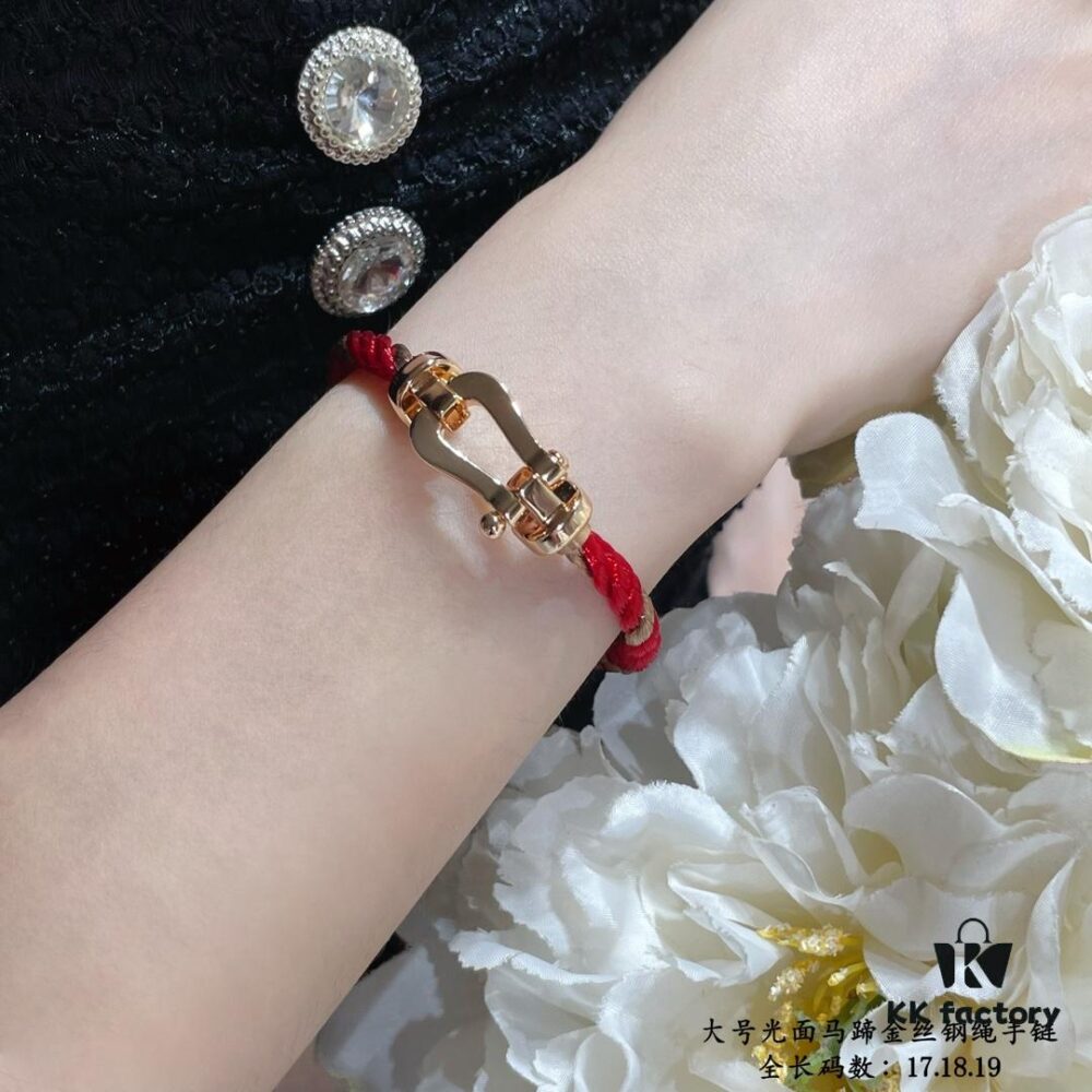 New Arrival ❤️ Fred Large Smooth Horsehoof Gold-Plated Steel Cable Bracelet 👉🏻 Luxury Fashion Exquisite 💠⭐️ High-End Custom Design – Thickened 18K Gold Electroplated Craftsmanship, Precision Micro-Setting, Must-Have Accessory for Influencers and Fashion Enthusiasts