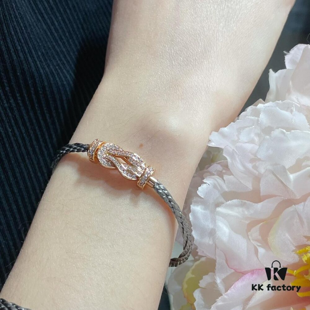 Fred Small Horseshoe Snap Buckle Steel Rope Bracelet, Fashionable and Exquisite, High-End Customized 18K Gold Plated Craftsmanship, Precision Micro-Inlay, Must-Have Item for Influencers and Fashion Enthusiasts