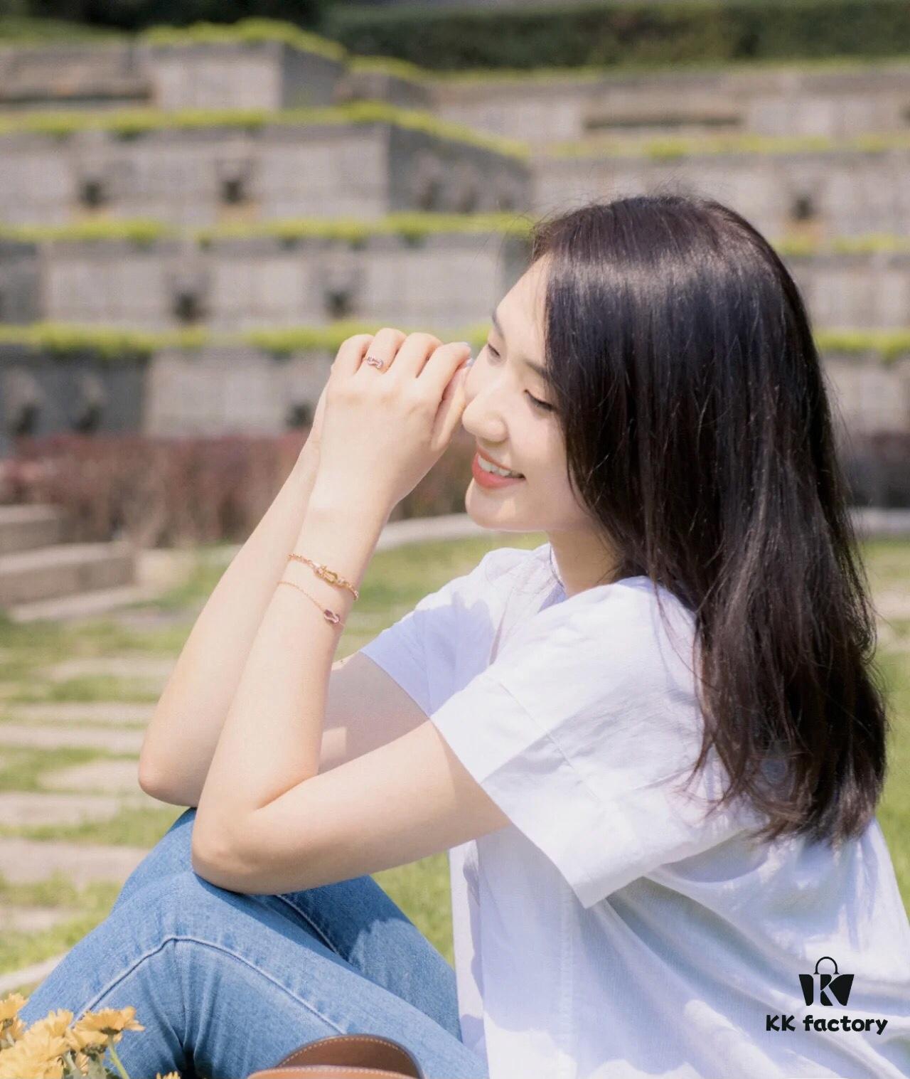 Fred - Red Horseshoe Knot Bracelet Wearing Reference