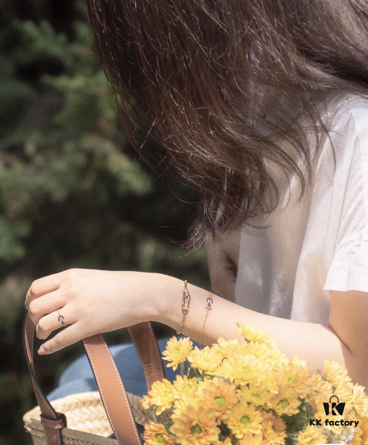 Fred - Red Horseshoe Knot Bracelet Wearing Reference