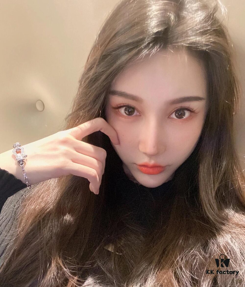 Fred - Red Horseshoe Knot Bracelet Wearing Reference