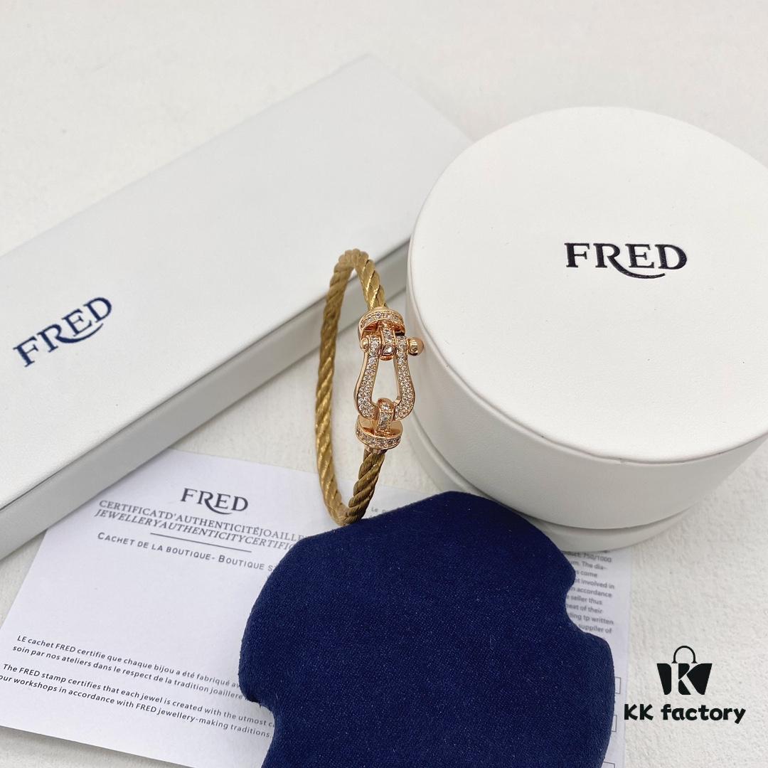 Golden chains sketch bold lines, injecting remarkable courage and strength, fully expressing freedom and fearlessness