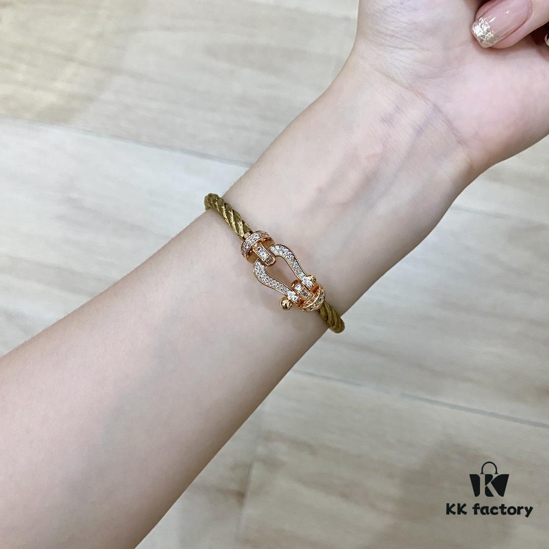 Golden chains sketch bold lines, injecting remarkable courage and strength, fully expressing freedom and fearlessness