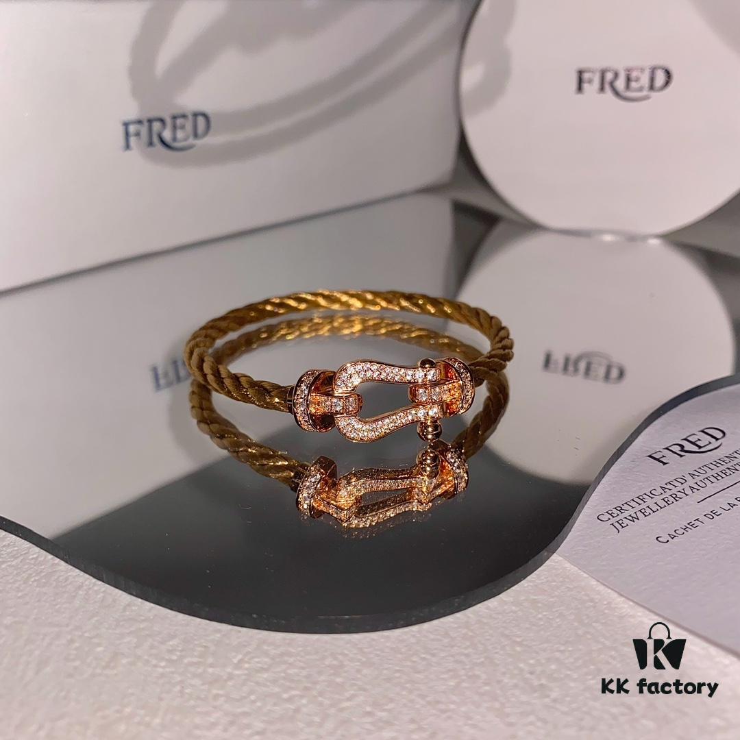 Golden chains sketch bold lines, injecting remarkable courage and strength, fully expressing freedom and fearlessness