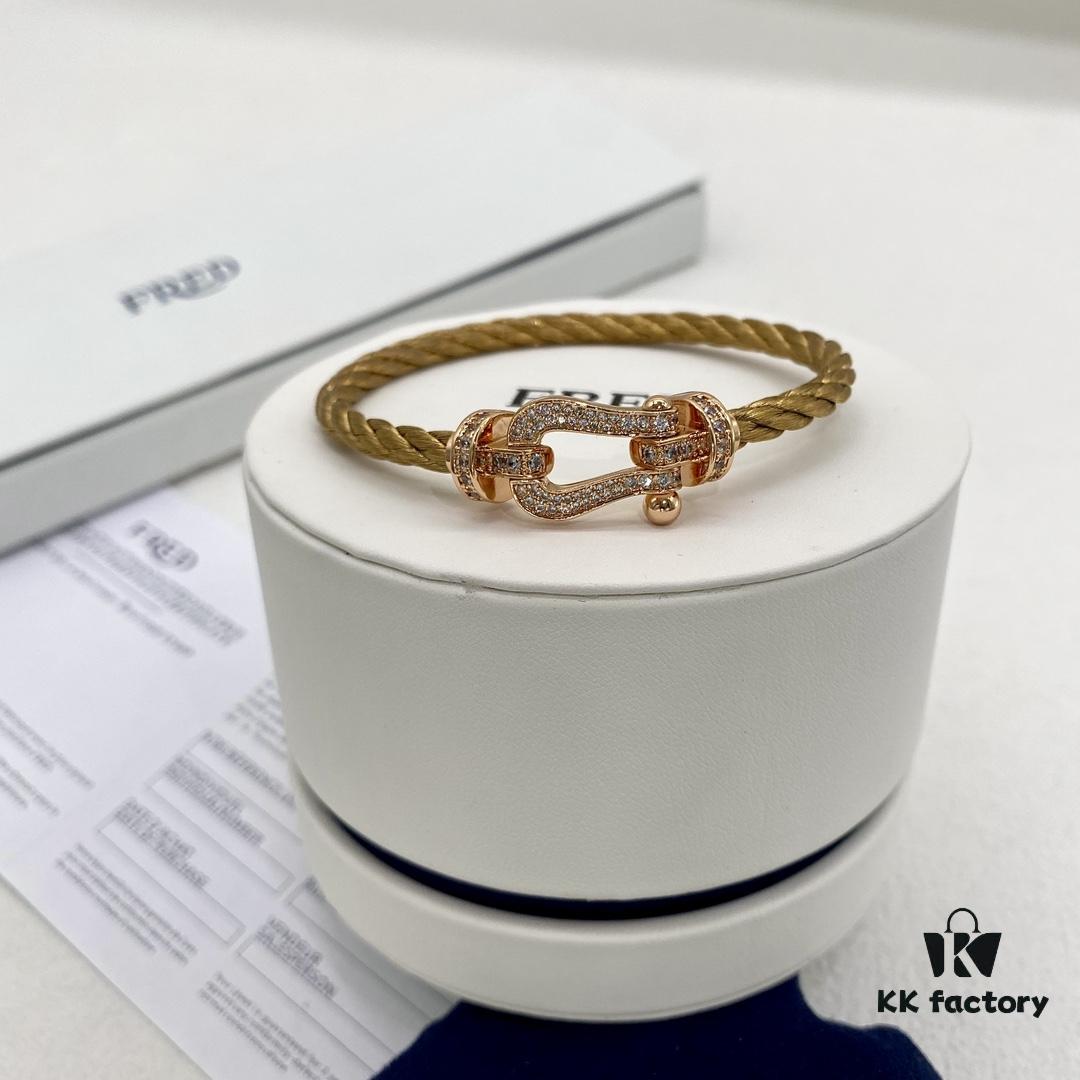 Golden chains sketch bold lines, injecting remarkable courage and strength, fully expressing freedom and fearlessness