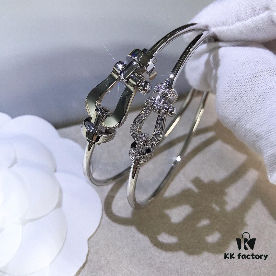 Stunning Bracelet Inspired by Guan Xiaotong's Style – Fred-Inspired Design with Horseshoe Charm in Platinum, Rose Gold, and Yellow Gold