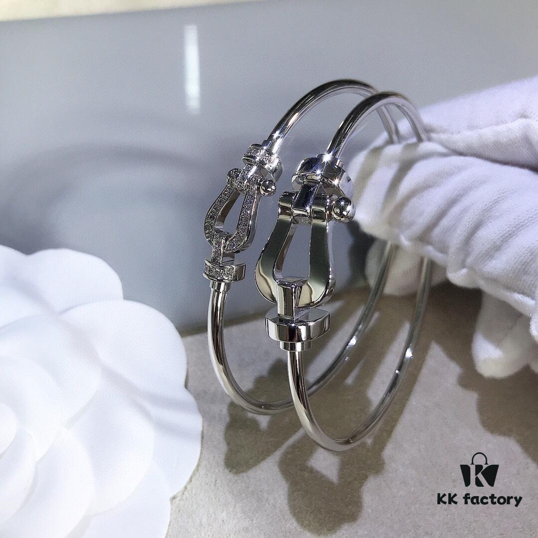 Stunning Bracelet Inspired by Guan Xiaotong's Style – Fred-Inspired Design with Horseshoe Charm in Platinum, Rose Gold, and Yellow Gold